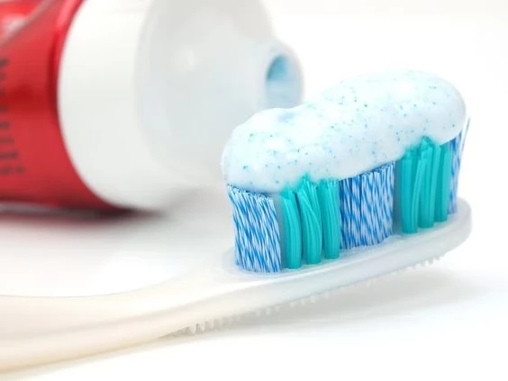 Составы натуральных зубных паст отличаются наличием природных ферментов 